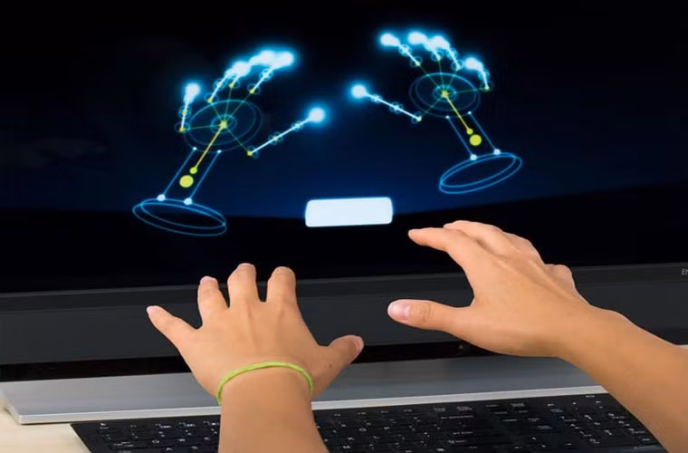 Điều khiển cử động Leap Motion có thể được đưa vào thiết bị di động từ quý III/2014. CEO của Leap Motion Michael Buckwald cho The Next Web biết họ hy vọng hệ thống điều khiển cử động, sử dụng cho điện thoại smartphone và máy tính bảng sẽ trở thành hiện thực vào nửa cuối năm 2014.