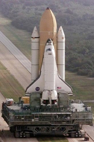 Tàu con thoi Discovery đang được chuyển tới bệ phóng tại Trung tâm không gian Kennedy năm 1999.