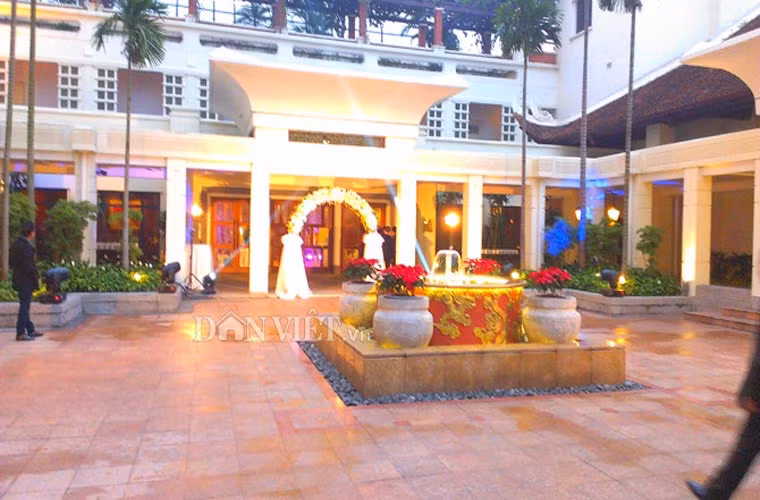 Cổng hoa cho đám cưới đã sẵn sàng.