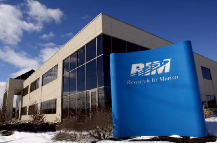 BlackBerry đang “xẻo thịt” để bán. Đại học Waterloo, Canada vừa mua 5 tòa nhà và đất thuộc tổng hành dinh của BlackBerry. Hợp đồng này có thể sẽ được ký kết vào ngày 14/2/2014. Sau khi hợp đồng được ký kết, đại học Waterloo sẽ đưa 3 trong số 5 tòa nhà này vào sử dụng, 2 tòa còn lại họ sẽ cho BlackBerry thuê lại.