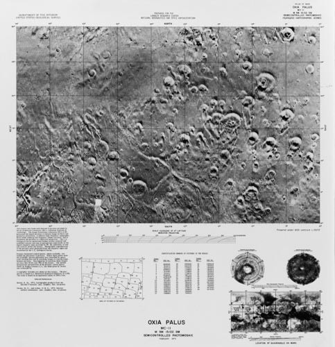 Núi lửa Ascraeus Mons, cao gấp đôi núi Everest, trên sao Hỏa đã được chụp lại bằng tàu Viking 1.