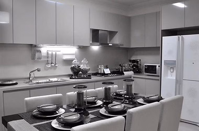 Phòng bếp với với các dụng cụ nấu bếp tiện nghi và đầy đủ là nơi lý tưởng cho các bà nội trợ trổ tài nấu nướng.