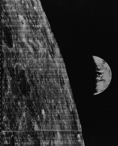 Đây là một loạt hình ảnh Trái đất được chụp từ tàu Lunar Orbiter I.Đây là những bức ảnh đầu tiên chụp Trái đất từ Mặt trăng.