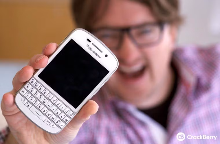 Nhà phân tích: BlackBerry nên sản xuất điện thoại giá rẻ. Nhà phân tích Brian Blair của Wedge Partners đã gửi một bức thư ngỏ tới CEO của BlackBerry John Chen để khuyên ông này nên tập trung vào sản xuất điện thoại giá rẻ, thay vì sản xuất điện thoại cao cấp.