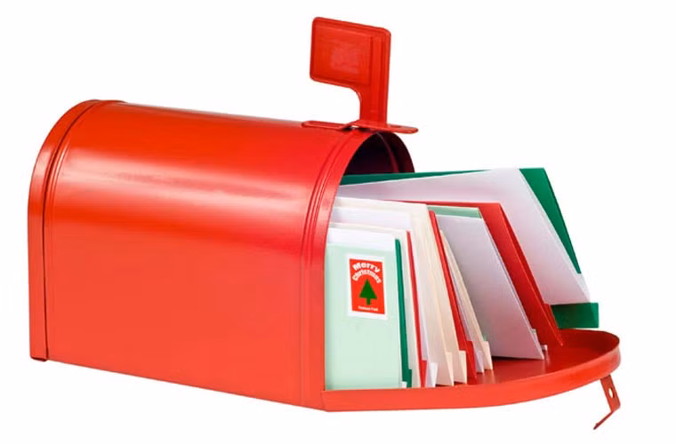 Thiệp Giáng sinh. Những chiếc thiệp Giáng sinh đã góp phần làm không khí ngày lễ này thêm xôm tụ, ấm áp. Và công lao lớn để những chiếc thiệp trở nên sinh động hơn, với những màu sắc bắt mắt và trở thành một phần không thể thiếu được như ngày nay là nhờ công của Louis Prang với thuật in thạch bản. In thạch bản là một hình thức in những hình ảnh được khắc vào đá hoặc kim loại, phủ mực và in ra một tờ giấy. Công nghệ này cho phép tạo ra nhiều màu sắc đẹp mắt khác nhau.