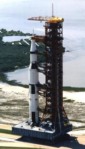 Tên lửa Saturn V với tàu Apollo 11 trên đường tới bệ phóng 39A.