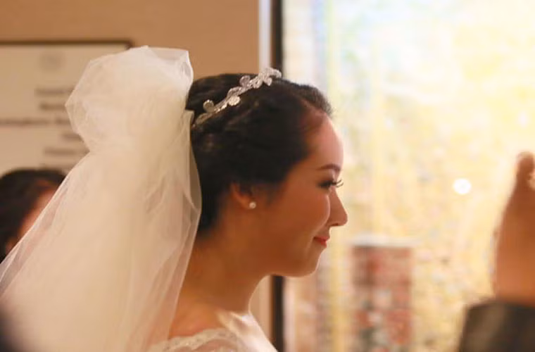 Chú rể tên là Loz Whitake, hiện là giáo viên Tiếng Anh của Hội đồng Anh tại Hà Nội.