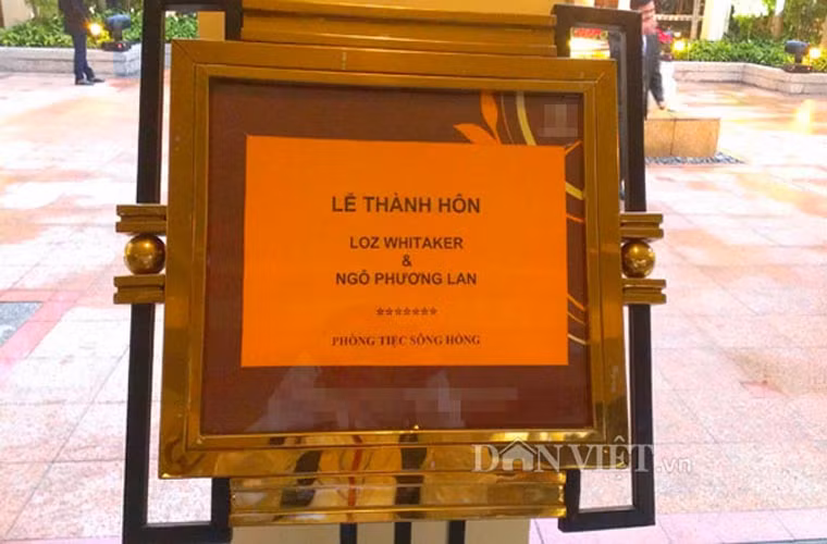 Thông báo về tiệc cưới trước sảnh khách sạn.