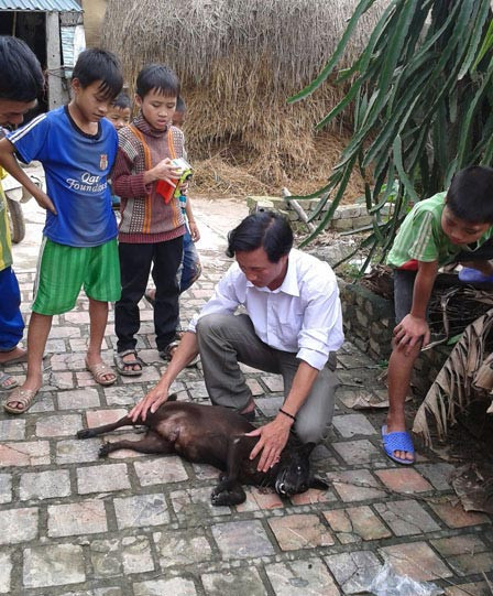 Anh Hoàng bên chú chó đực kì lạ của gia đình.
