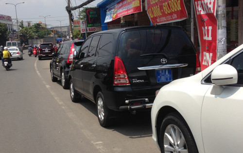 Xe biển xanh nằm trong đoàn rước dâu người thân chủ tiệm vàng trên QL1K.