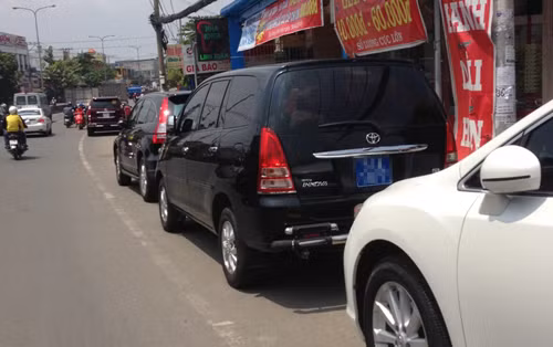 Xe biển xanh nằm trong đoàn rước dâu người thân chủ tiệm vàng trên QL1K.