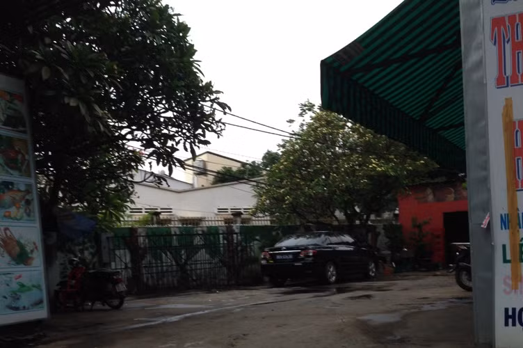 Xe biển xanh "công tác" trong quán nhậu!.