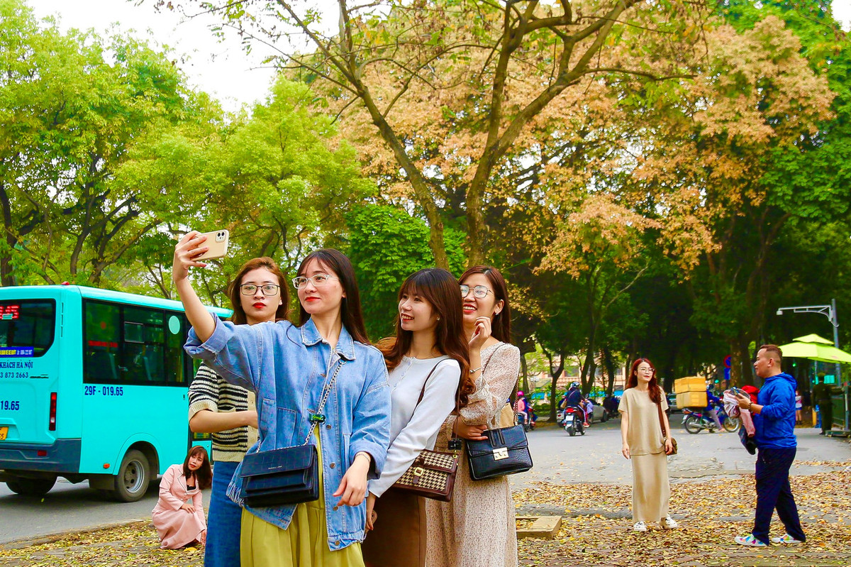 Người dân Hà Nội đổ xô ra đường tận hưởng nắng đẹp sau chuỗi ngày nồm ẩm ở Hà Nội.