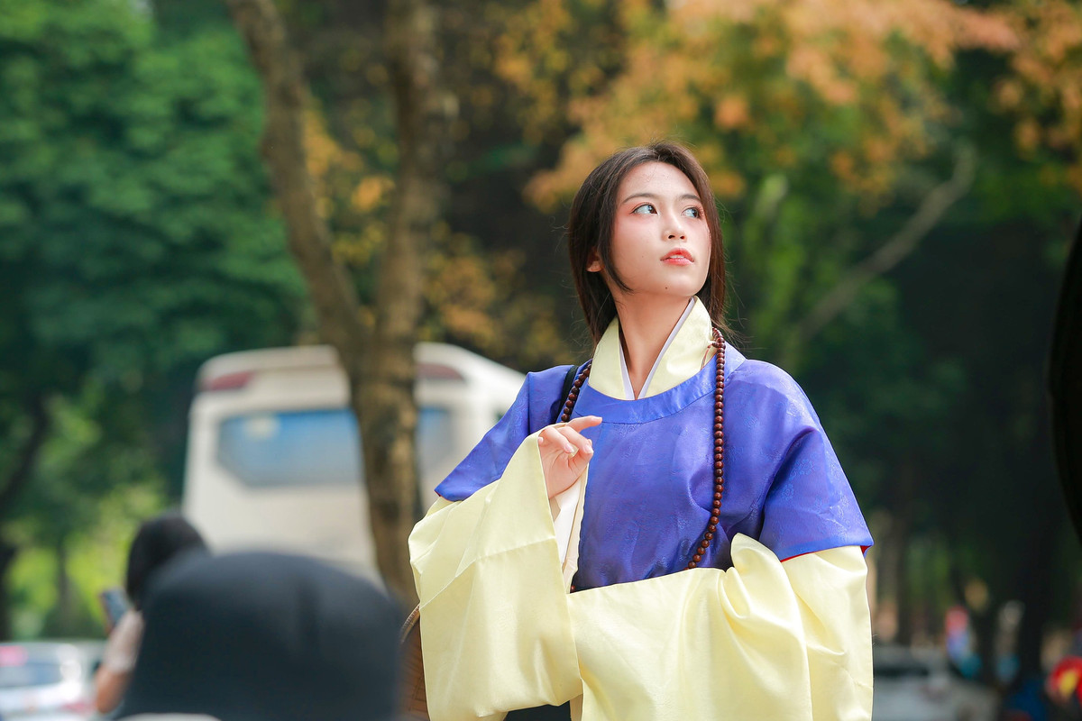 Nhiều bạn trẻ còn đầu tư trang phục và thợ chụp ảnh để lưu giữ khoảnh khắc giao mùa.