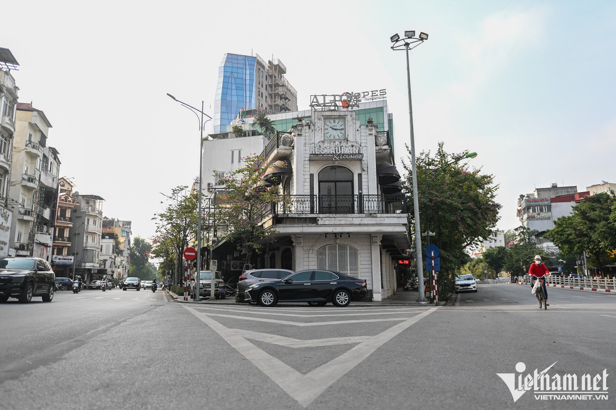 Nằm ngay tại vị trí đắc địa ở nút giao Điện Biên Phủ và Nguyễn Thái Học, căn nhà này từng đổi rất nhiều chủ, kinh doanh nhiều loại hình khác nhau, nay đang bị để trống lâu ngày, không có khách thuê.