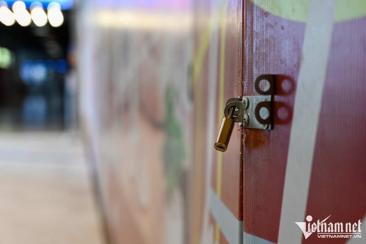 Tại TTTM Indochina Plaza Hanoi (quận Cầu Giấy), nhiều ki-ốt, gian hàng bỏ trống, cửa khoá kín vài năm nay.