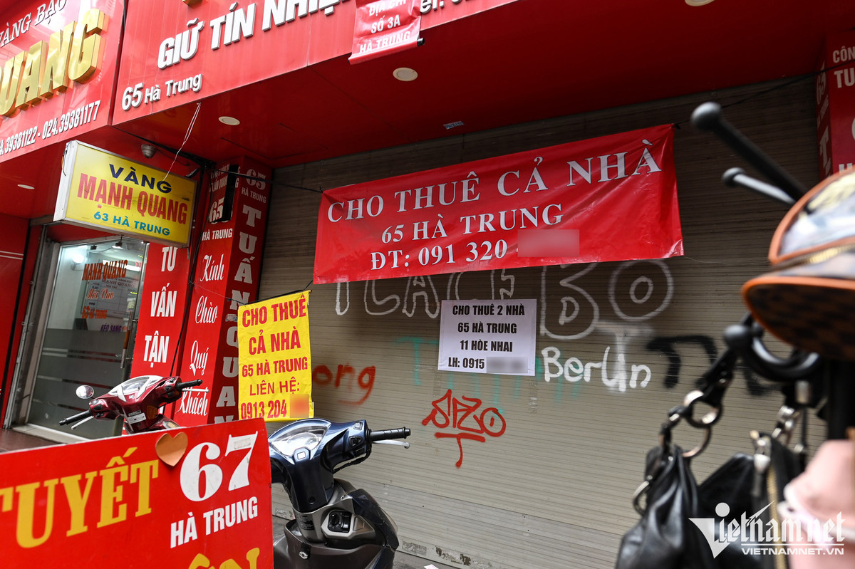 Mặt bằng số 65 Hà Trung được dán chằng chịt biển rao vặt do giá thuê ở đây lên tới 4.000 USD/tháng khiến cho hộ kinh doanh trước đó phải chuyển ra mặt bằng khác nhỏ hơn. Theo chủ nhà, đây là nơi tập trung đông khách du lịch, buôn bán sầm uất và từ trước đến nay họ chỉ chuyên cho thuê kinh doanh vàng bạc.