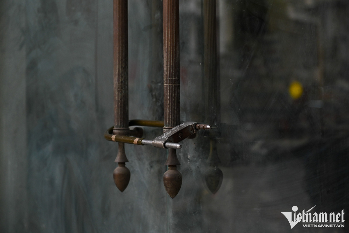 Nơi từng là khách sạn trên phố Bát Sứ, các mảnh tường bong tróc lộ cả khung sắt hoen gỉ do lâu ngày không được sử dụng.