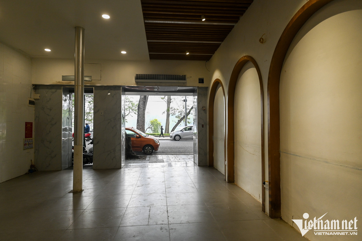 Một căn nhà tại phố Hàng Khay nhìn ra hồ Gươm được bỏ trống từ đầu tháng 1 đang mở toang cửa cho khách vào xem. "Năm 2019, trước thời điểm dịch bệnh Covid-19, giá thuê mặt bằng này là 110 triệu đồng/tháng, nhưng hiện chỉ còn 90 triệu đồng/tháng", ông Chính (chủ nhà) chia sẻ.