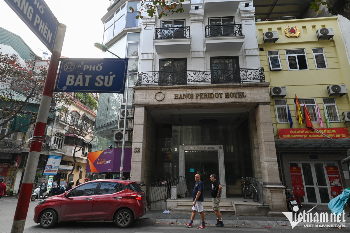 Không chỉ việc kinh doanh buôn bán hàng hóa gặp khó khăn, nhiều khách sạn ở phố cổ Hà Nội cũng chưa hoạt động trở lại từ sau đại dịch, mặt bằng bị bỏ trống.