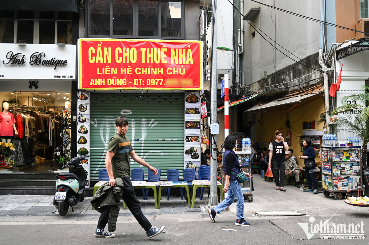 Một cửa hàng ở phố Tạ Hiện treo biển cho thuê hơn 1 tuần nay. Theo chia sẻ của anh Dũng (chủ nhà), ngay sau khi rao cho thuê mặt bằng, có 30% khách hỏi làm dịch vụ spa, 30% là quán bia và 30% là bên môi giới. "Tuy nhiên dù là nơi phù hợp để mở hàng quán nhưng rất nhiều chủ thuê cũ đã trả lại mặt bằng ngay khi hết hạn hợp đồng do kinh doanh thua lỗ", anh nói.