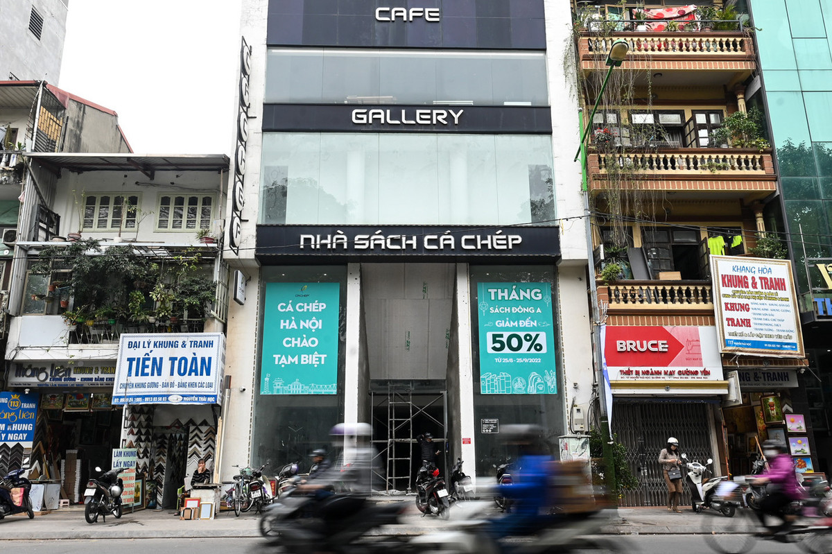 Mặt bằng 5 tầng tại số 115 phố Nguyễn Thái Học trong ảnh có giá gần 250 triệu đồng/tháng. Người dân xung quanh cho rằng, chi phí thuê đắt đỏ cộng với việc do ngôi nhà này nằm trên đường một chiều, không có chỗ để xe khiến việc kinh doanh ở đây gặp nhiều trở ngại.