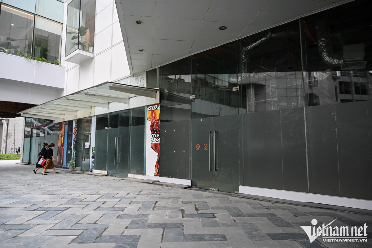 Không chỉ có các mặt bằng trên phố, nhiều TTTM cũng rơi vào cảnh đìu hiu, các nhãn hiệu không kinh doanh có lãi và phải rời bỏ.