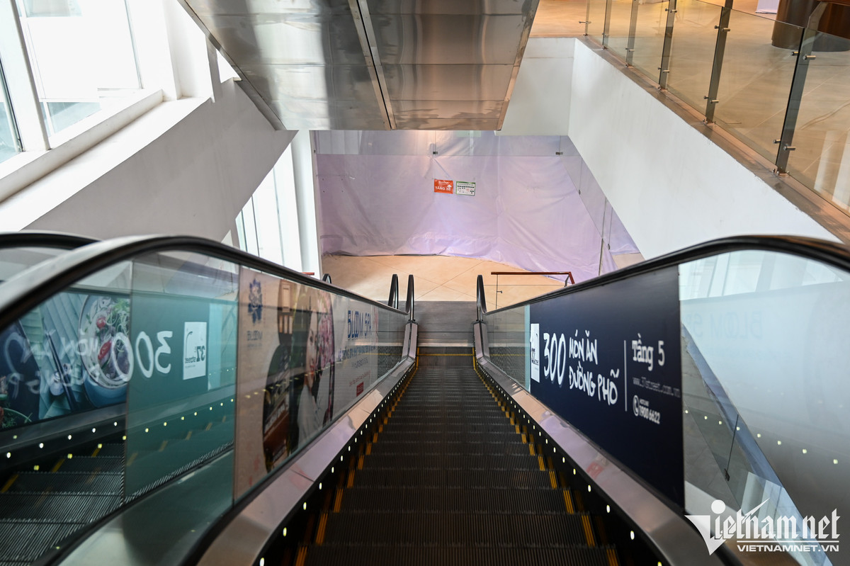 Cụm rạp chiếu phim và một số gian hàng ngừng hoạt động đã rất lâu. Nhân dịp này, chủ đầu tư tranh thủ cải tạo, sửa chữa lại.