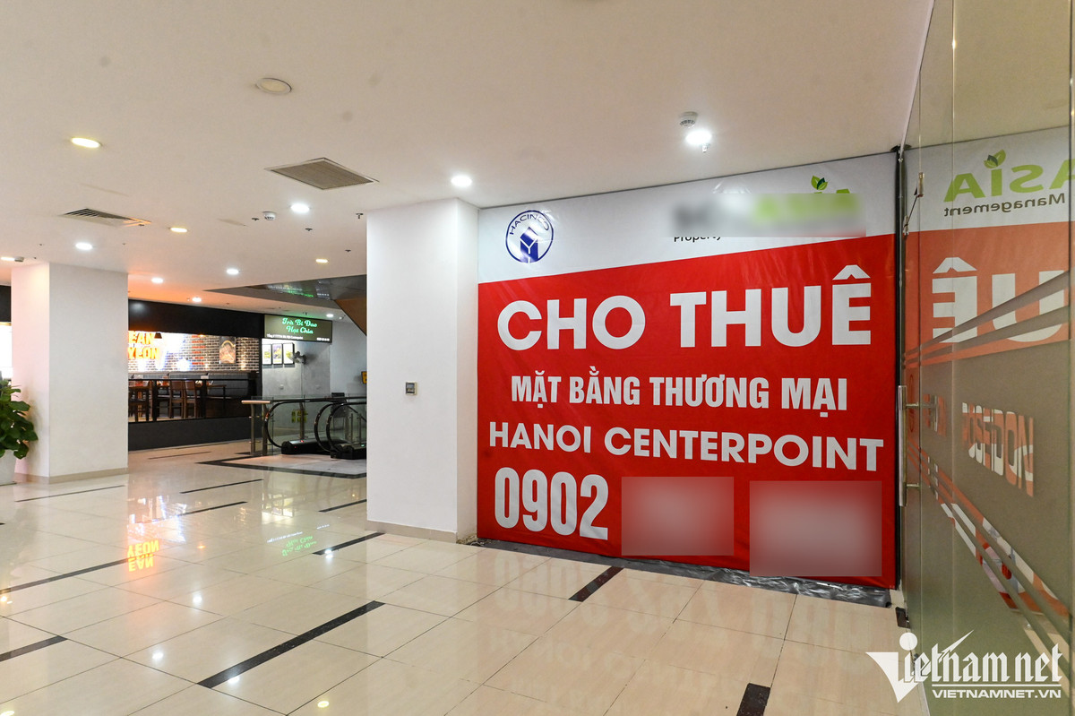 Tương tự, TTTM Hanoi Centerpoint (quận Thanh Xuân) cũng xuất hiện nhiều biển hiệu rao cho thuê mặt bằng.