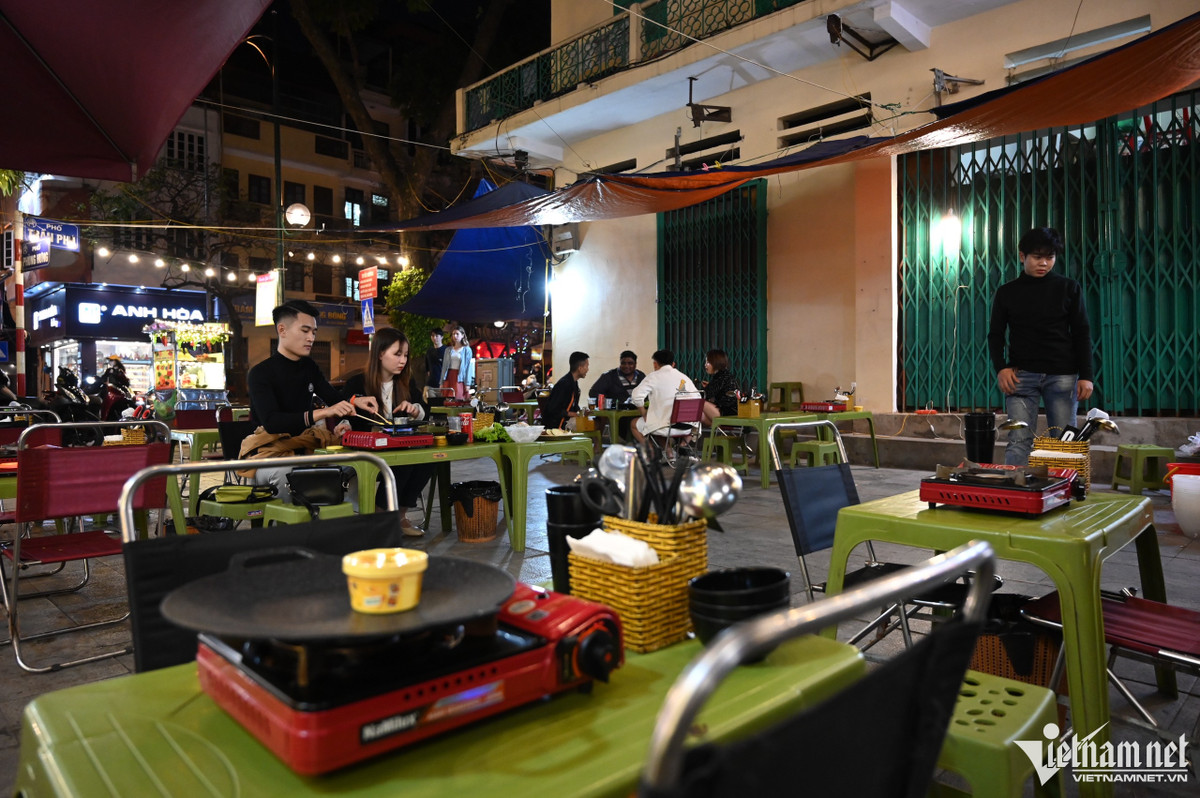 Một quán nướng trên phố Phùng Hưng (Hoàn Kiếm) mở cửa từ 17h chiều đến 21h mới bán được 3 set nướng, dù là ngày cuối tuần. Đây vốn là tụ điểm ẩm thực có giá cả tương đối bình dân nên từng thu hút khá đông khách.