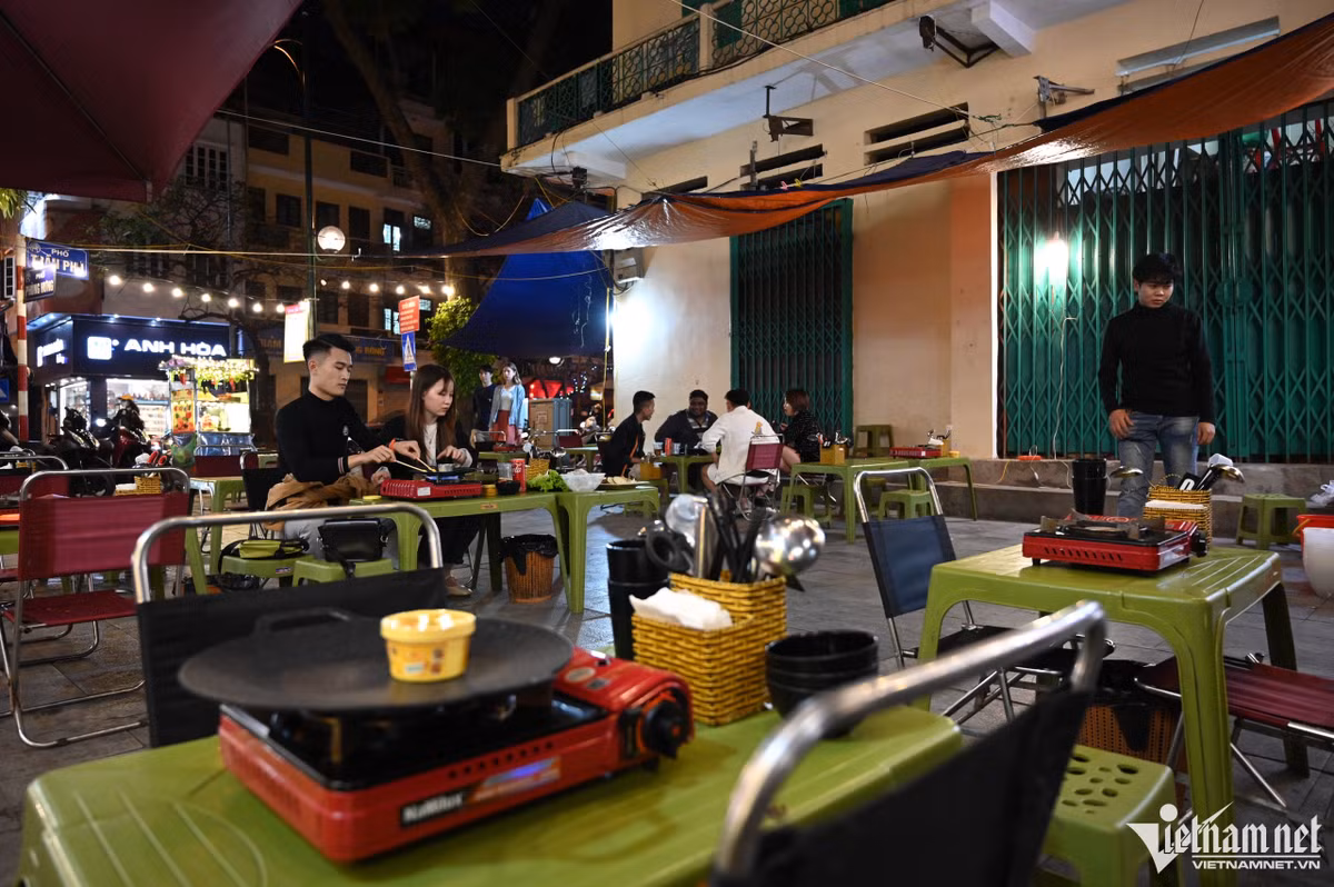 Một quán nướng trên phố Phùng Hưng (Hoàn Kiếm) mở cửa từ 17h chiều đến 21h mới bán được 3 set nướng, dù là ngày cuối tuần. Đây vốn là tụ điểm ẩm thực có giá cả tương đối bình dân nên từng thu hút khá đông khách.