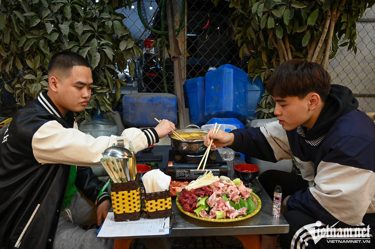 “Biết đợt này các chốt kiểm tra nồng độ cồn làm chặt nên chúng tôi không dám đi xe, thay vào đó tôi chọn quán gần nhà", nhóm anh Long vừa ăn vừa nói.