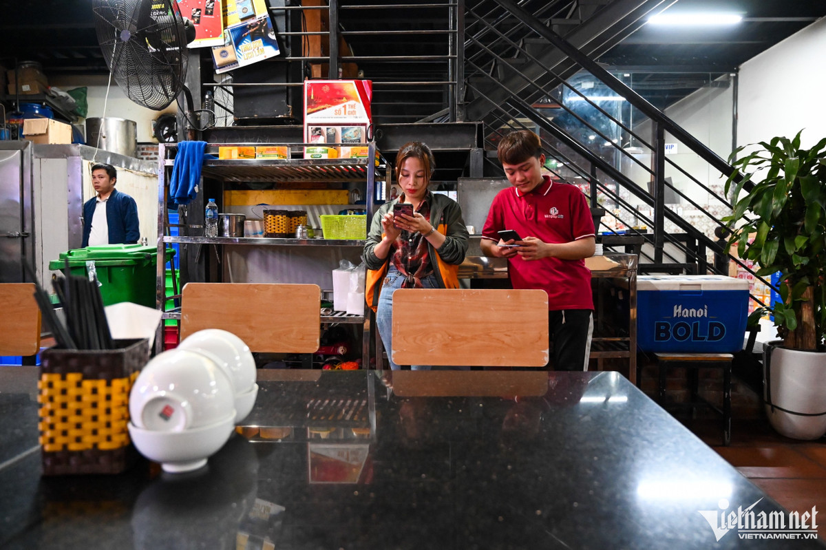 Quán nướng, bia hơi trên các phố Nguyễn Văn Tuyết (Đống Đa), Láng (Đống Đa) và Nguyễn Văn Huyên (Cầu Giấy) cũng không bóng khách vào giờ ăn tối. Nhân viên ngồi bấm điện thoại, tán gẫu giết thời gian. Vỉa hè phía trước trở thành chỗ đỗ xe của những người vào quán cà phê bên cạnh.