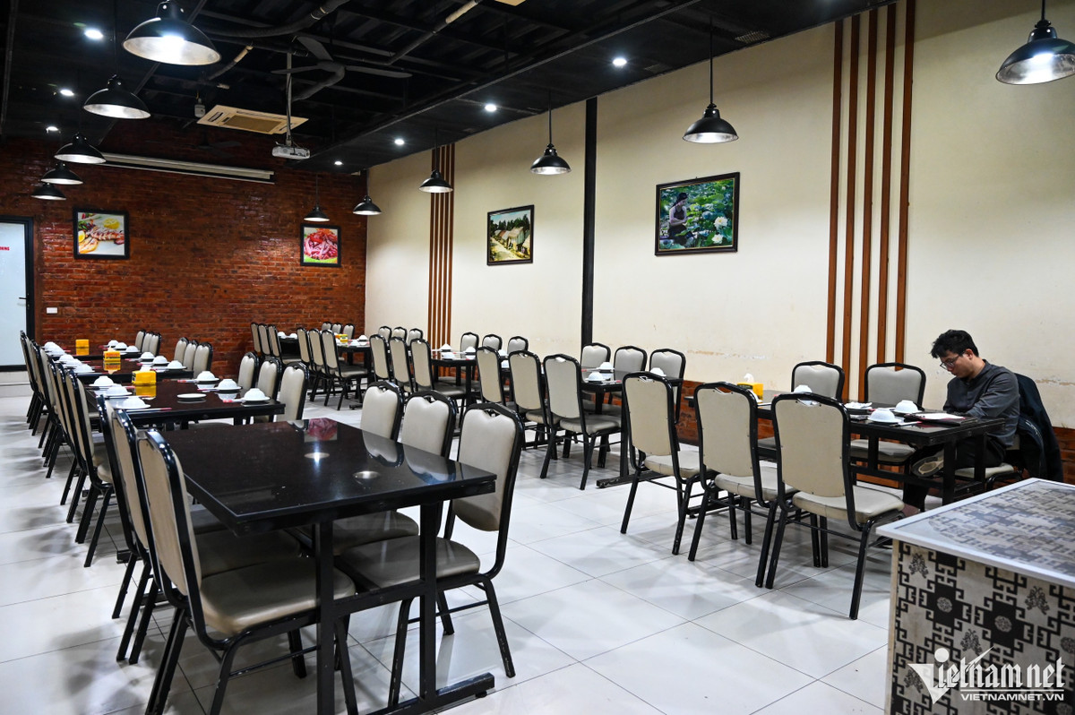 Phía trong phòng VIP tại quán nhậu trên đường Láng đợt này khá hiếm khách đặt.