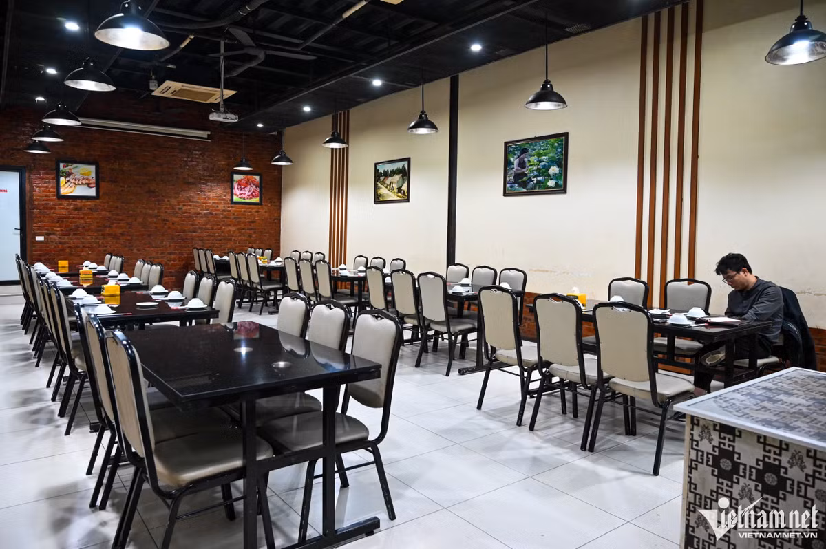 Phía trong phòng VIP tại quán nhậu trên đường Láng đợt này khá hiếm khách đặt.