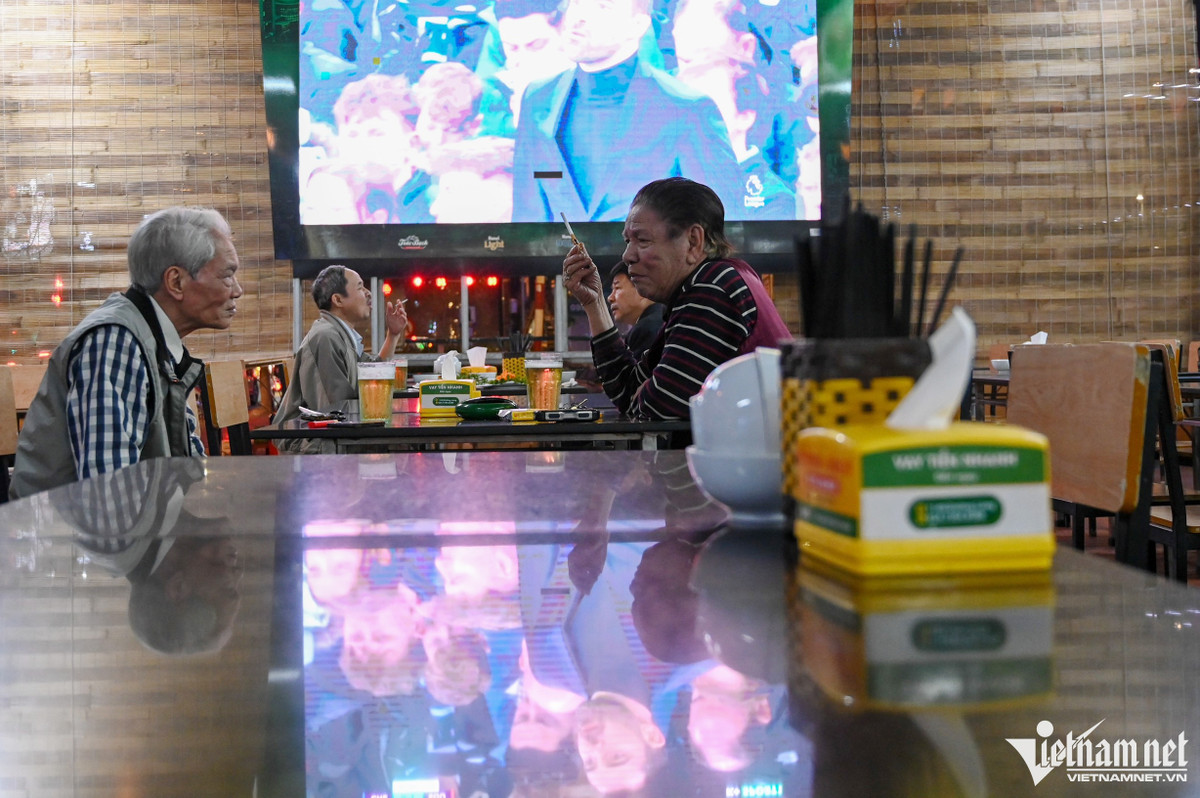 Để thu hút mọi người đến quán đông hơn, anh Thắng (quản lý) đã cho lắp đặt tivi cỡ lớn. "Được thời gian đầu lượng khách ổn định, giờ thì sắp có trận bóng đá hay mà tivi to cỡ mấy cũng không thể kéo được họ đến", anh Thắng bộc bạch.