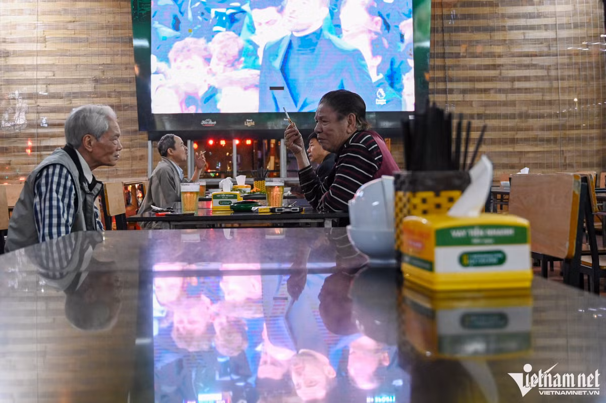 Để thu hút mọi người đến quán đông hơn, anh Thắng (quản lý) đã cho lắp đặt tivi cỡ lớn. "Được thời gian đầu lượng khách ổn định, giờ thì sắp có trận bóng đá hay mà tivi to cỡ mấy cũng không thể kéo được họ đến", anh Thắng bộc bạch.