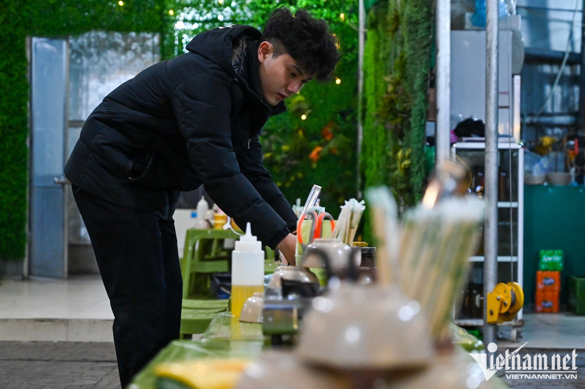 Lượng khách đến quán anh Hiệp (quản lý) giảm mạnh so với trước. “Ở đây chủ yếu bán đồ nhậu để khách ngồi lai rai với bạn bè. Từ khi siết chặt quy định người điều khiển phương tiện khi tham gia giao thông không được sử dụng rượu bia và chất kích thích, lượng tiêu thụ đồ uống giảm xuống còn 50%. Thời gian này khách đến chủ yếu dùng trà đá, nước ngọt", anh Hiệp chia sẻ.