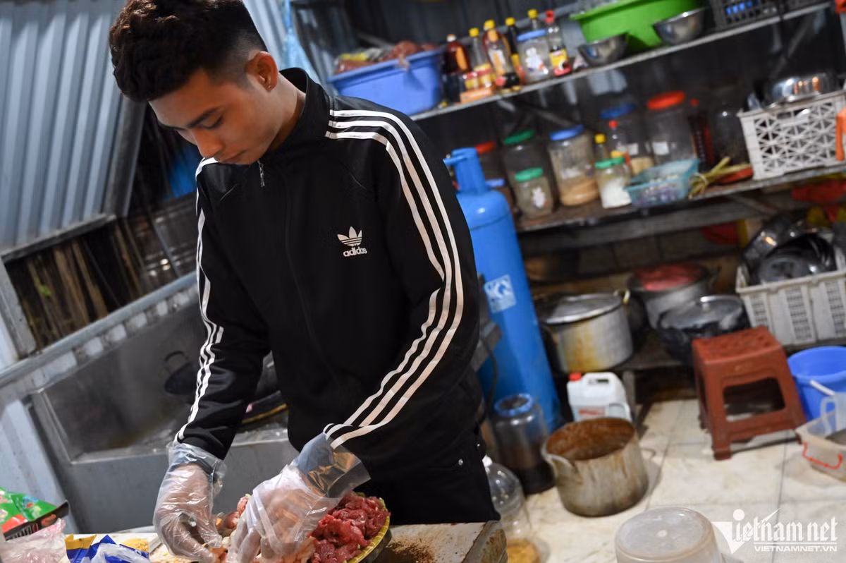 “Bình thường giờ này là chật kín chỗ, nhân viên chạy đồ liên tục nhưng hiện giờ chỉ túc tắc tiếp đón hơn chục người. 10 ngày gần đây lượng khách giảm gần 80%. Bây giờ, họ đã ý thức hơn trong việc di chuyển như tự bắt xe ôm thay vì tự lái xe máy hay ô tô”, anh Vũ (chủ quán) nói.