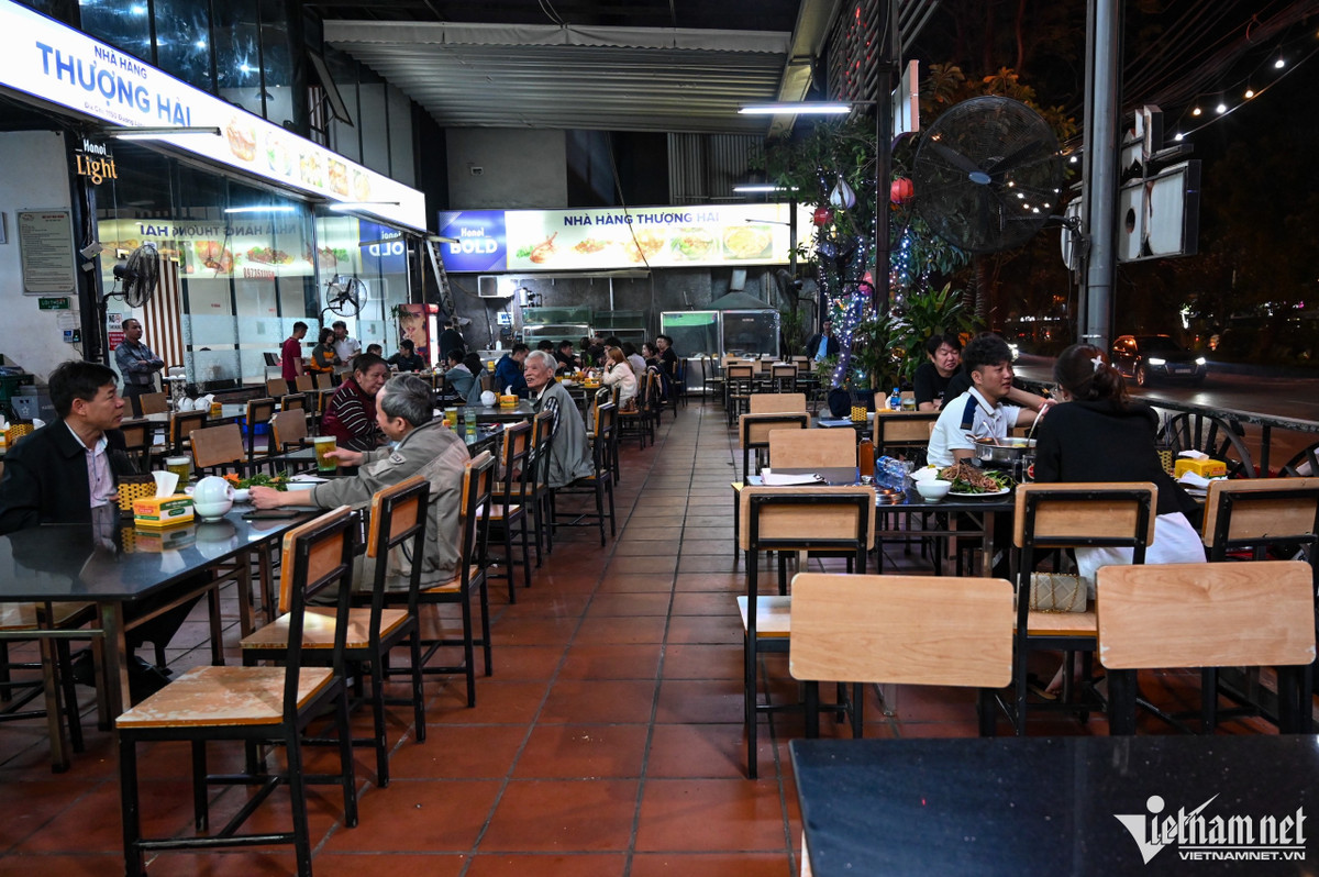 Tình trạng ế ẩm còn diễn ra tại nhiều quán bia hơi, nơi luôn có lượng khách đông và ồn ào nhất. Theo người quản lý, một phần do thời tiết còn lạnh, khách chưa mặn mà với chuyện nhậu nhẹt, hơn nữa đang trong đợt cao điểm cảnh sát Hà Nội đang ra quân kiểm tra nồng độ cồn, nhiều người e ngại. Trong ảnh là một quán bia ở đường Láng (quận Đống Đa).