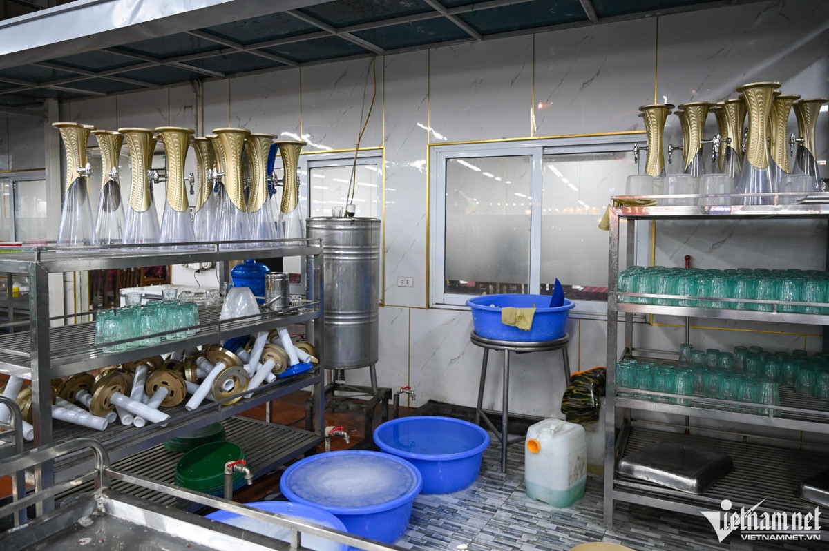 "Trước đây tháp bia được rót liên tục, mang ra không ngơi tay, bây giờ khách đến ít hơn nên chúng nằm xếp xó", Quân (nhân viên) nói.