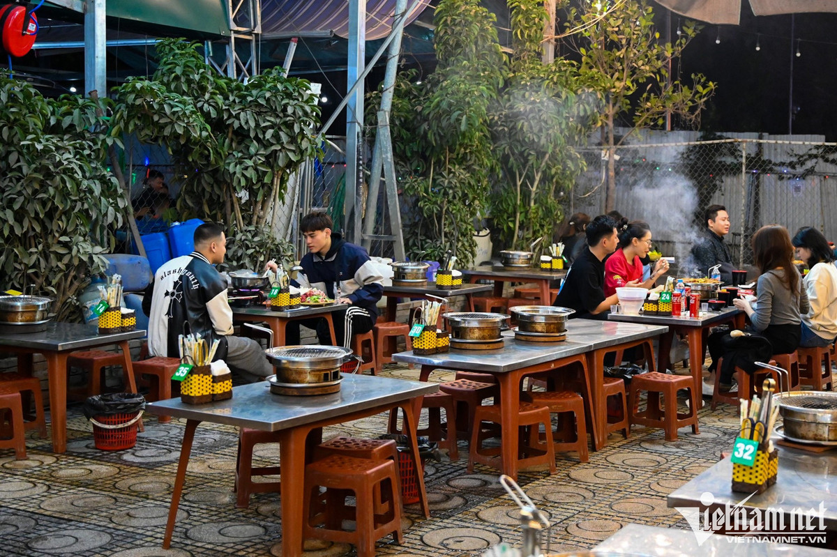 Một cửa hàng lẩu nướng khác trên phố Chùa Láng (quận Đống Đa), phía trong vẫn trống rất nhiều bàn.