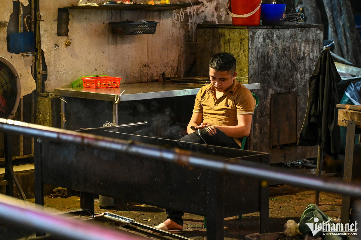 Trong thời gian này, nhân viên tại nhiều quán nhậu không phải tất bật như những trước. "Thông thường mỗi ngày chúng tôi quay 6 con lợn mới đủ đáp ứng nhưng bây giờ chỉ tiêu thụ khoảng 3 con, bán hết là nghỉ", anh Linh nói thêm.