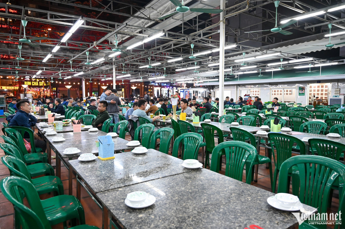 19h30, chỉ hơn chục bàn có người ngồi tại một quán bia hơi trên đường Trần Thái Tông (quận Cầu Giấy). "Trong đợt này khách đến quán giảm rõ rệt, chủ yếu là khách quen. Có hôm 2 chốt cảnh sát cắm ở hai đầu phía trên và dưới quán. Nhiều anh chị em không dám đến, phải đổi sang địa điểm khác. Có phải ai cũng có điều kiện đi taxi hay xe ôm đâu. Nhiều khi trên đường họ đi làm về, xe cộ biết quẳng đi đâu, gửi đâu mà có thể tạt vào bù khú bia, rượu", anh Linh (quản lý) phân tích.