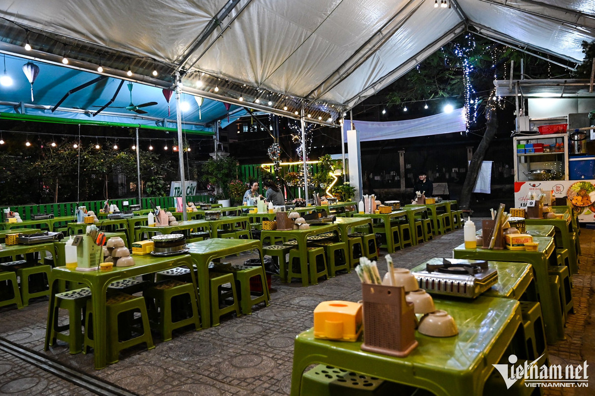 Nhờ xung quanh tập trung nhiều trường đại học, phố Chùa Láng (Đống Đa) cũng là địa điểm ăn uống quen thuộc. Tại một quán đồ nướng trong giờ ăn tối, chỉ lác 2-3 khách. Nhân viên cho biết, trước đây hiếm có cảnh tượng này.