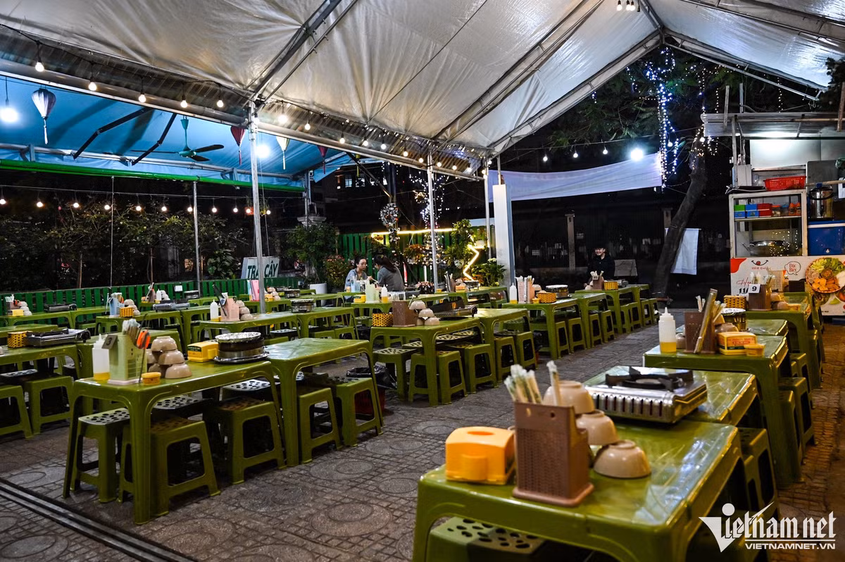 Nhờ xung quanh tập trung nhiều trường đại học, phố Chùa Láng (Đống Đa) cũng là địa điểm ăn uống quen thuộc. Tại một quán đồ nướng trong giờ ăn tối, chỉ lác 2-3 khách. Nhân viên cho biết, trước đây hiếm có cảnh tượng này.