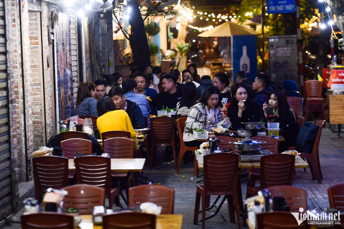 Thời gian gần đây, các quán nhậu ở Hà Nội vắng khách hơn hẳn. Theo khảo sát của phóng viên, nhiều tụ điểm ăn uống như Phùng Hưng, Trần Phú, Chùa Láng... không còn cảnh khách ngồi chật kín vỉa hè buổi tối như trước đây.