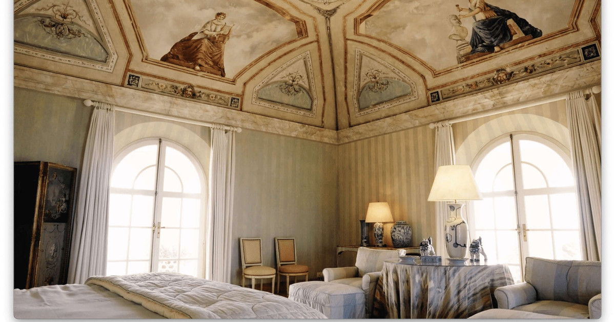 Căn dinh thự được xây dựng vào năm 1986 dưới sự chỉ đạo của kiến trúc sư Tom Wilson. Những bức vẽ trên trần nhà được thực hiện bởi họa sĩ người Pháp Jean-Claude Adenin.