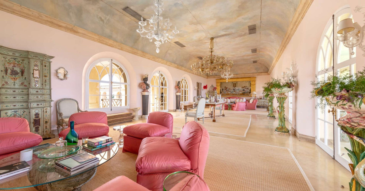 Hòn đảo Mustique, nơi dinh thự tọa lạc, được hai quý tộc người Anh mua lần đầu vào năm 1958 với giá 45.000 bảng, tương đương 1,2 triệu USD nếu tính theo tỷ giá hiện tại.