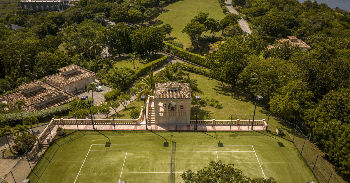 Nơi đây còn sở hữu khu nhà ở dành riêng cho khách với diện tích hơn 241 m2. Nếu một người nước ngoài muốn mua bất động sản này, họ có thể phải trả khoản thuế và phí tương đương 12% giá trị căn dinh thự, khoảng 24 triệu USD.